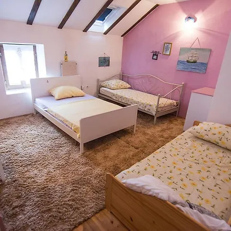 Dora Nyaraló Pašman